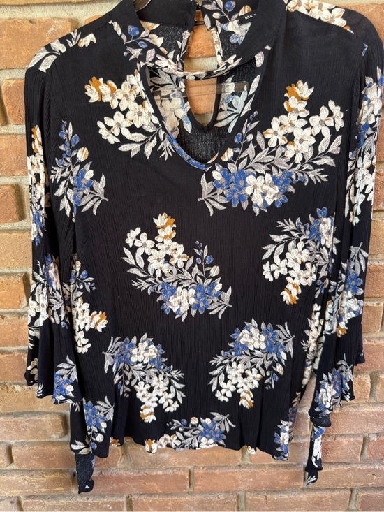 Blu Pepper Tops - Blu Pepper Women’s Black Long-Sleeve Floral Keyhole Blouse